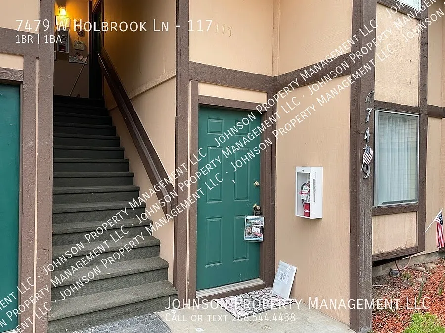 Affordable ground level unit Central Boise with large shared yard areas! — Photo 2