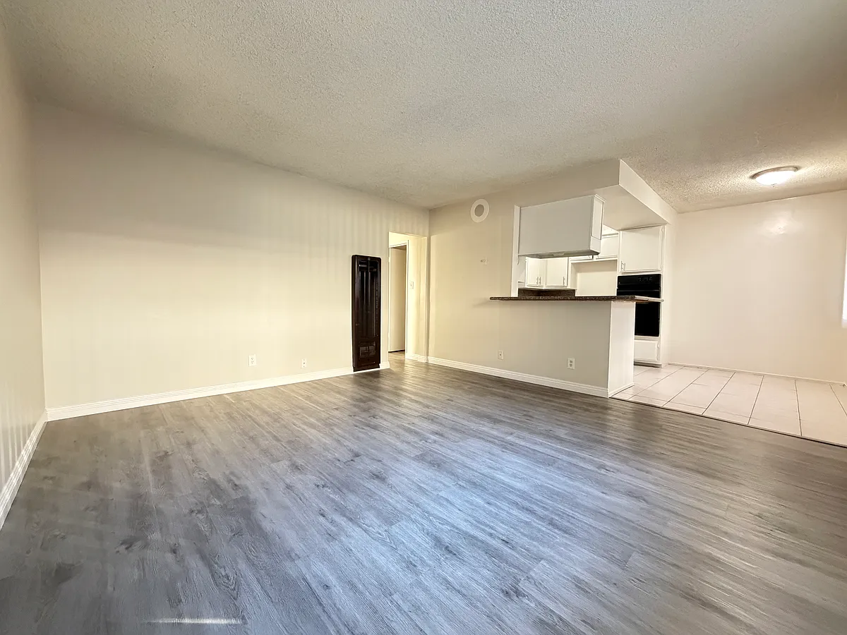Building Photo - 1104 S Marengo Ave #B