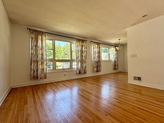 3rd image of 9424 Lorel Ave