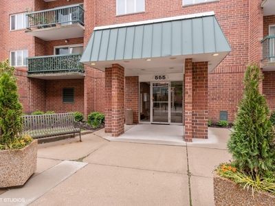 555 S River Rd APT 301, Des Plaines, IL, 60016