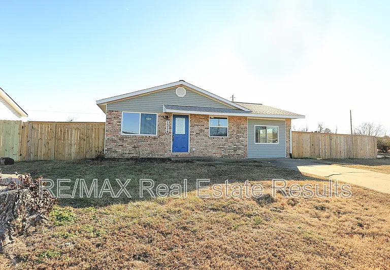 1314 W Margaret Pl — Photo 2