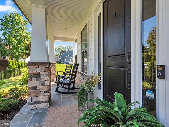 3rd image of 1005 Linda Lee Ct