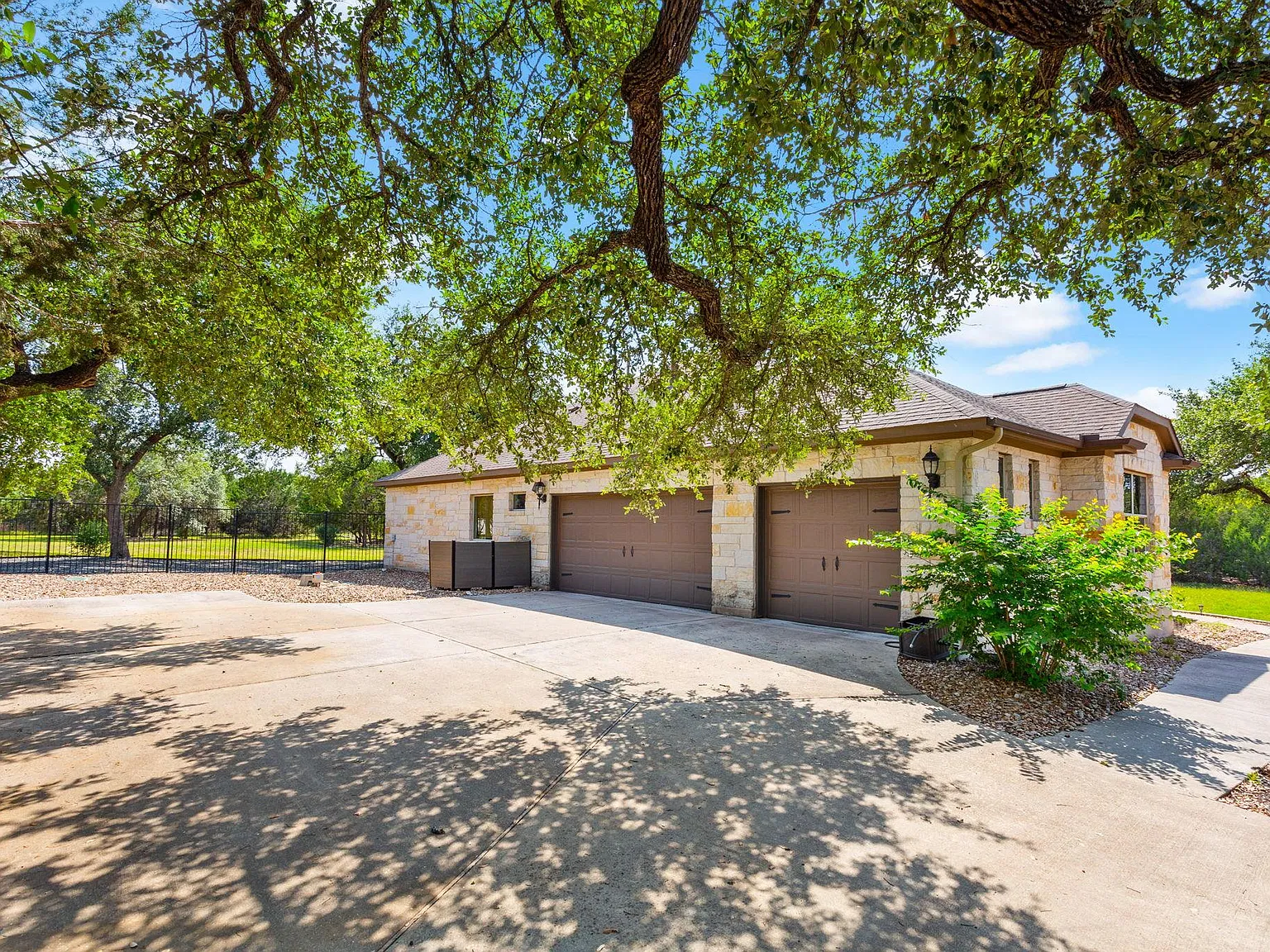 3 bed, 2.5 bath, 2512 sqft, $4,200 — Photo 3
