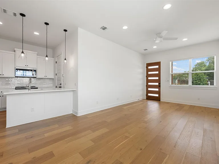 308 E 19th 1/2 St #308 — Photo 7