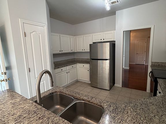 3rd image of 5105 Yellow Pine Dr
