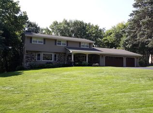 9420 Cedar Forest Rd, Eden Prairie, MN 55347