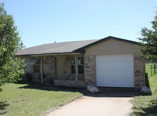 812 Ridgeway St, Geronimo, OK 73543