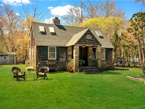 1 Mohawk Trl, Narragansett, RI 02882