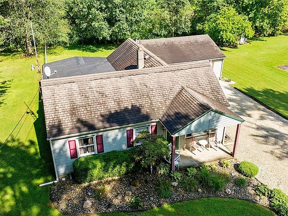 4th image of 140 N Meadowbrook Dr