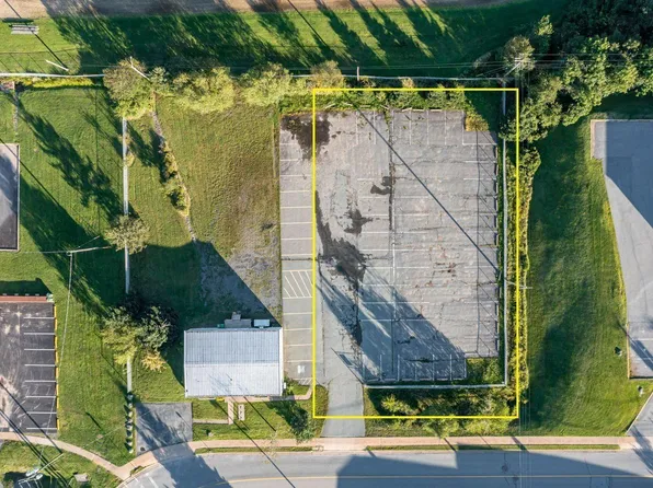 2 Hall St #B, Lunenburg, NS B0J 2C0