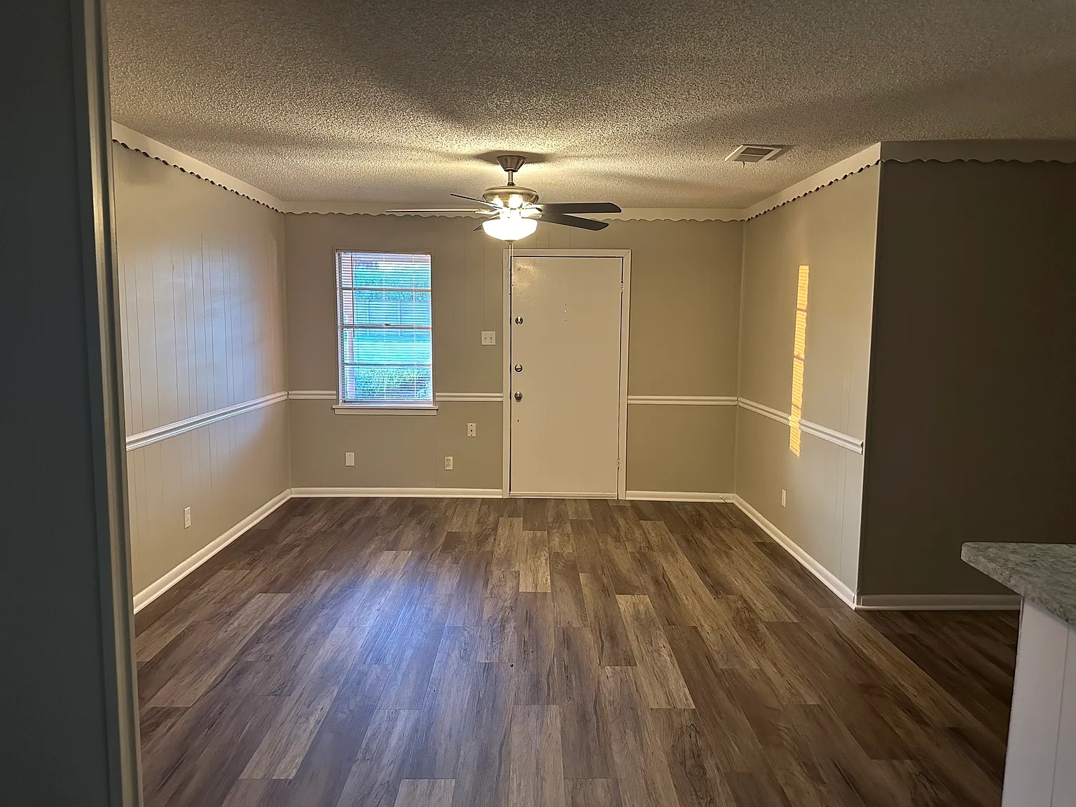 3 bed, 1285 sqft, $1,900 — Photo 2