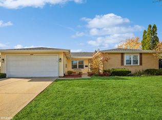 1056 W Glenn Trl, Elk Grove Village, IL 60007