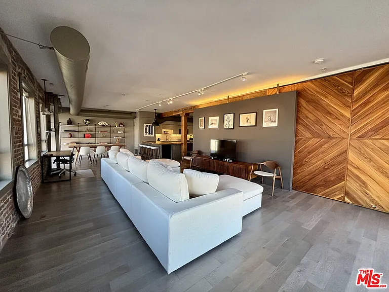 527 Molino St #401 — Photo 2
