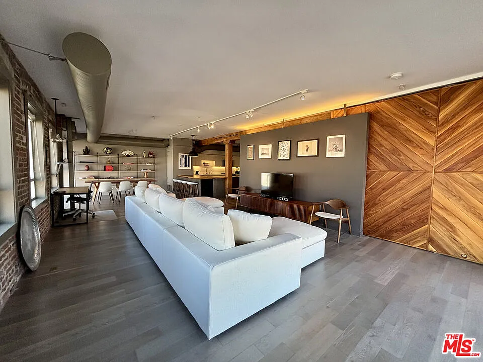 Building Photo - 527 Molino St #401