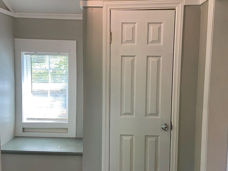 Hall/dressing area between bedroom and bathroom.
