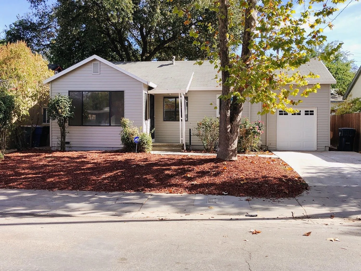 3240 Del Mar Way photo 1