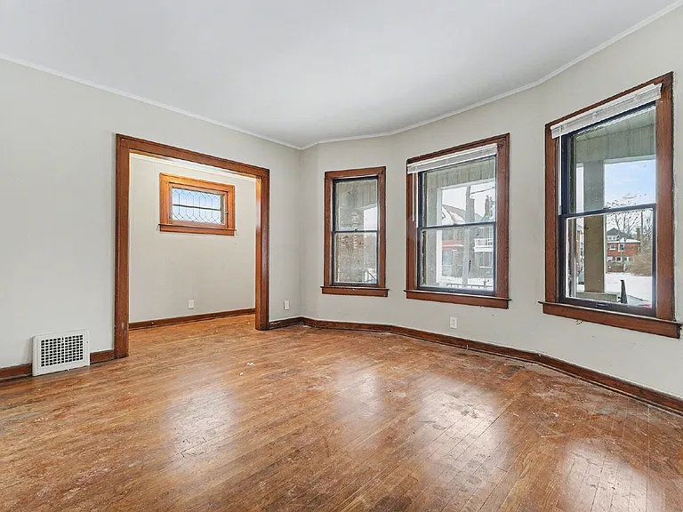 4584 Vancouver St — Photo 4