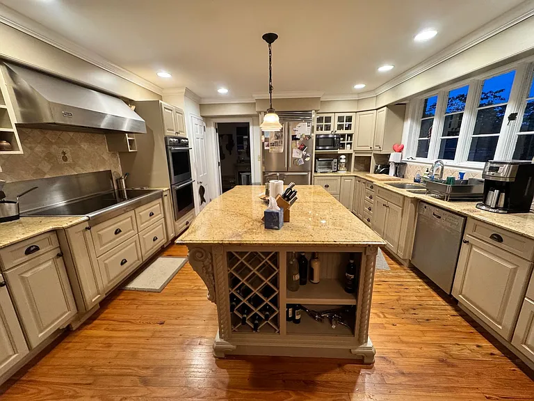 906 Crescent Cir — Photo 23