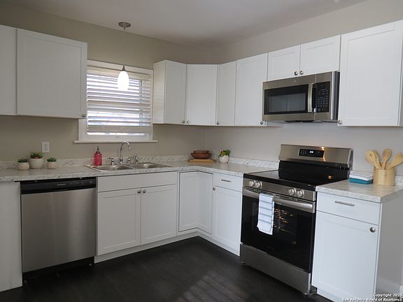 3rd image of 1825 W Mulberry