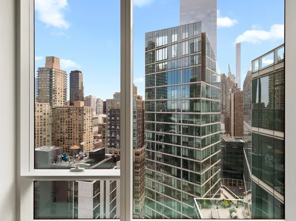 30 Riverside Boulevard image 1 of 7