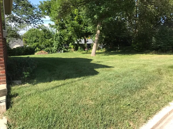 8622 W Hayes Pl, West Allis, WI 53227