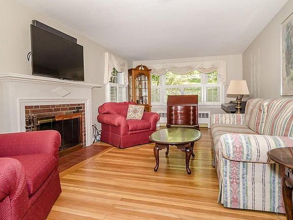 3rd image of 141 Pine Ln