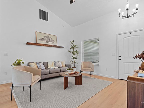 5th image of 1009 Magnolia St