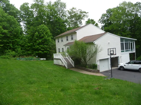 202 Schlueter Dr, Hopewell Junction, NY 12533