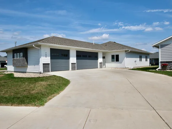 748 Pacific Cir, Harrisburg, SD 57032