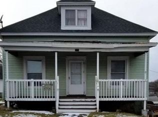 726 S 6th St, Clinton, IA 52732