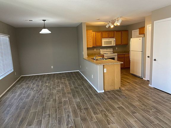 4th image of 558 S 222nd Ln