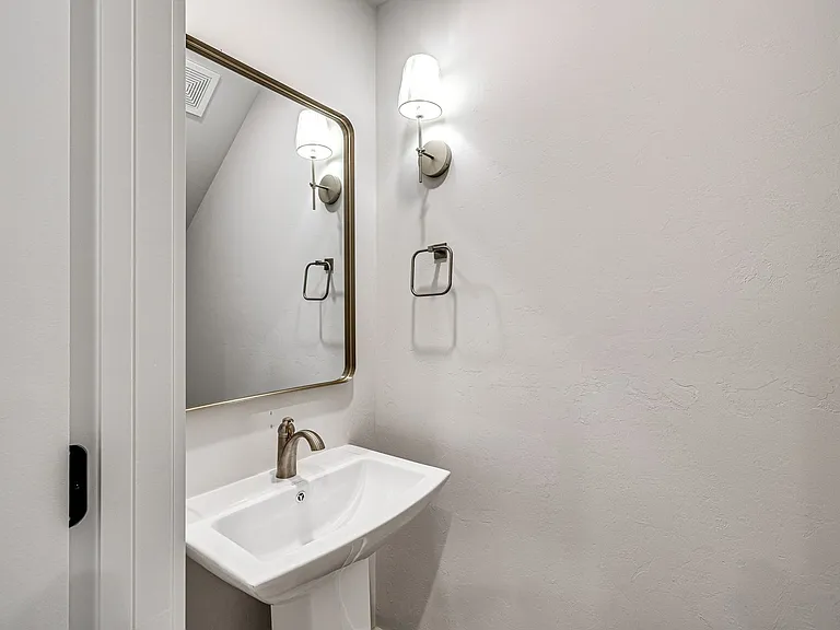 608 W 2nd St #110 — Photo 14