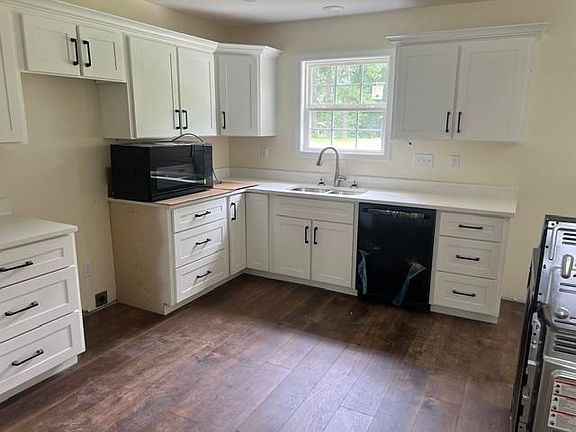 3rd image of 461 Maple Hill Dr