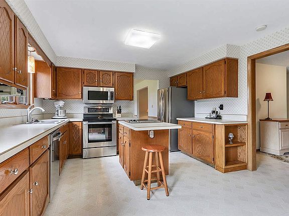 Large kitchen features center island and applinace package
