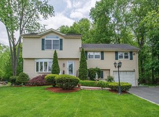 96 Carnation St, Bergenfield, NJ 07621