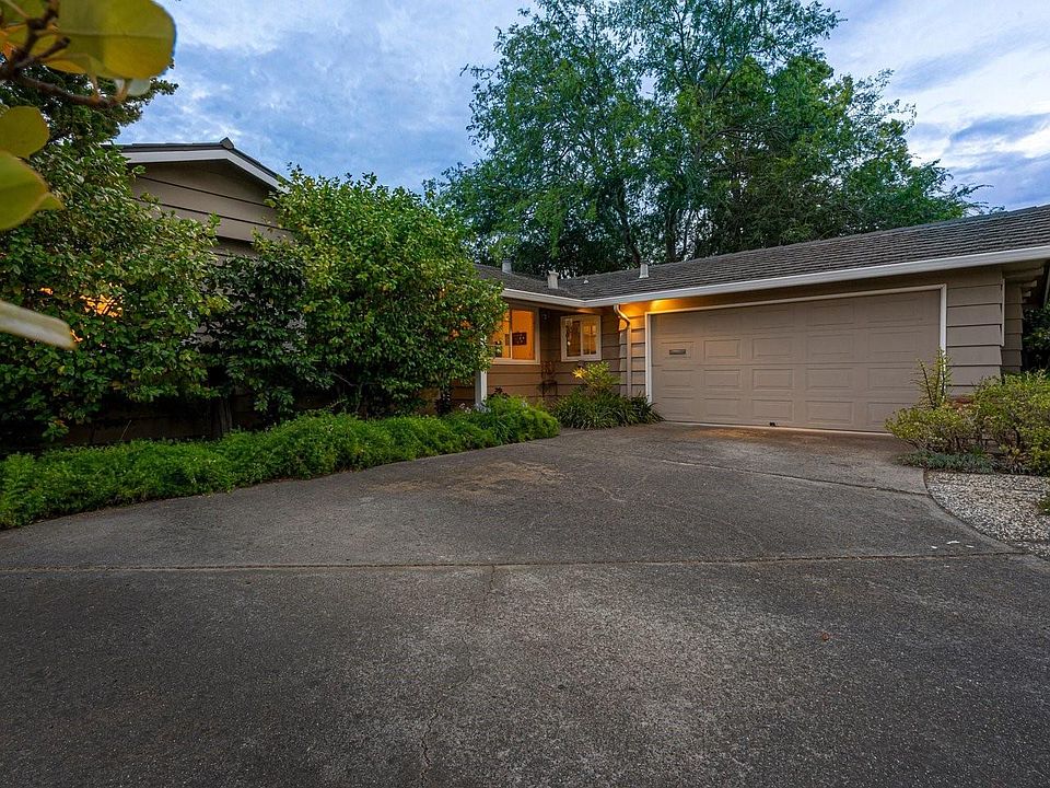 1st image of 924 Kamsack Ct