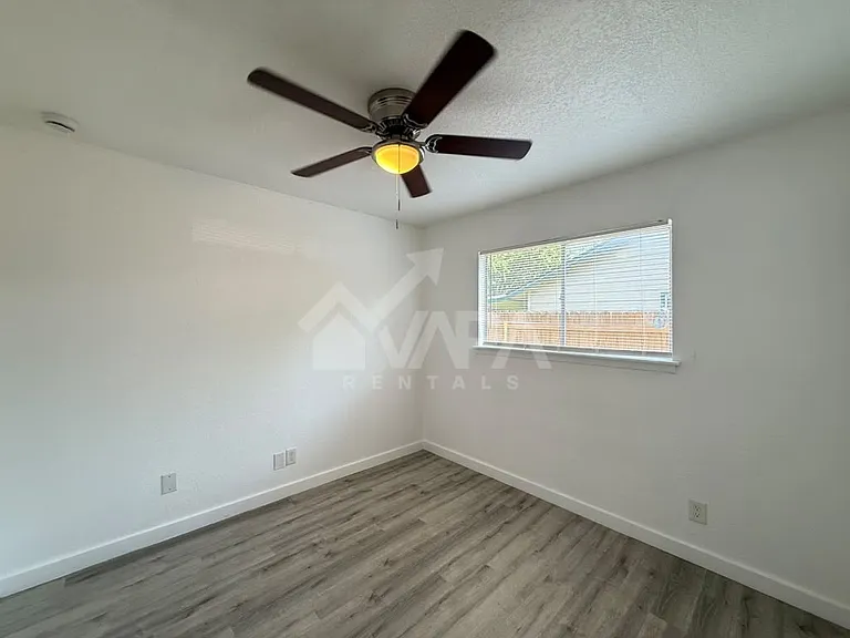 2706 Lakebriar St — Photo 12