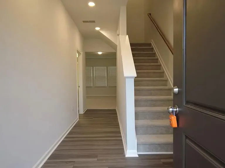 806 McKenzie Park Ter — Photo 3