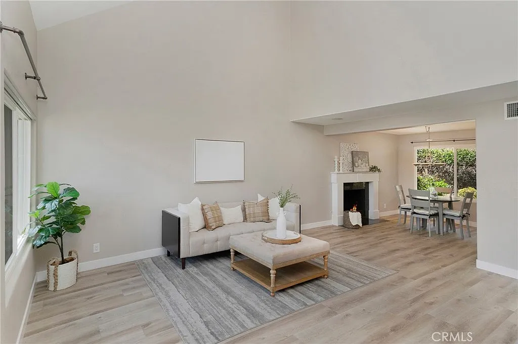 4 bed, 2.5 bath, 2863 sqft, $5,495 — Photo 2