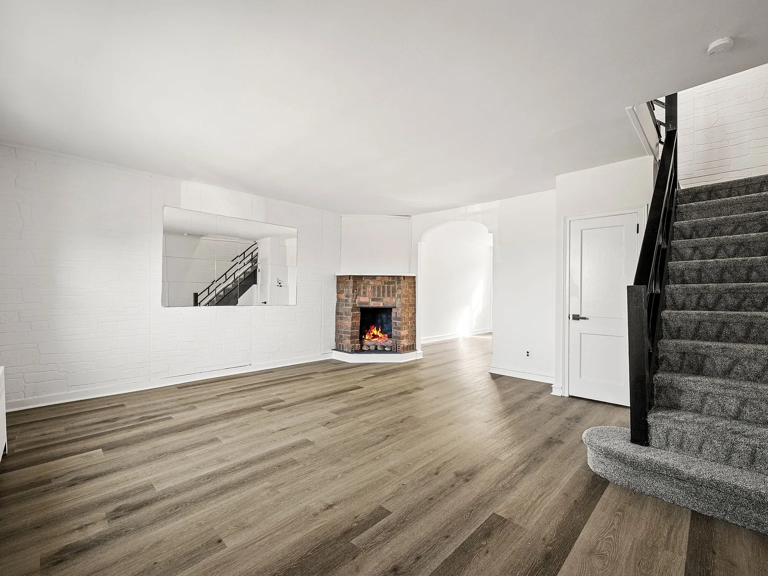 3 bed, 1.5 bath, 1224 sqft, $2,300 — Photo 3