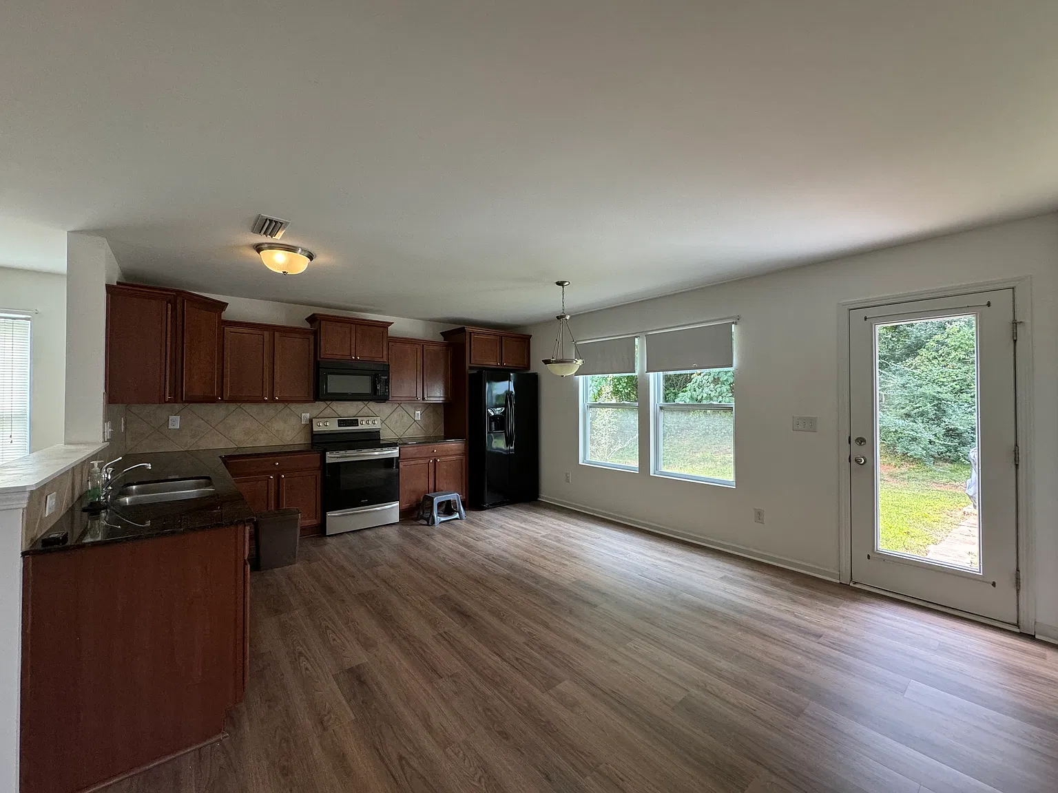 1515 Kellys Landing Dr — Photo 2