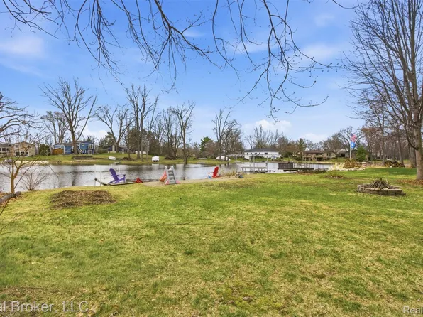 7514 Capri Dr, White Lake, MI 48383