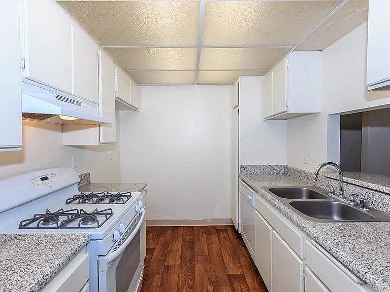Carlyle Square Apartment Homes — Photo 12