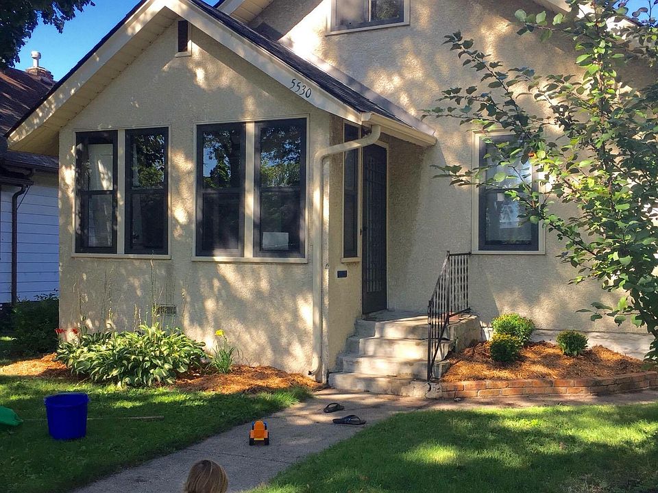 CLOSE TO LAKE NOKOMIS and LIGHT RAIL!!!