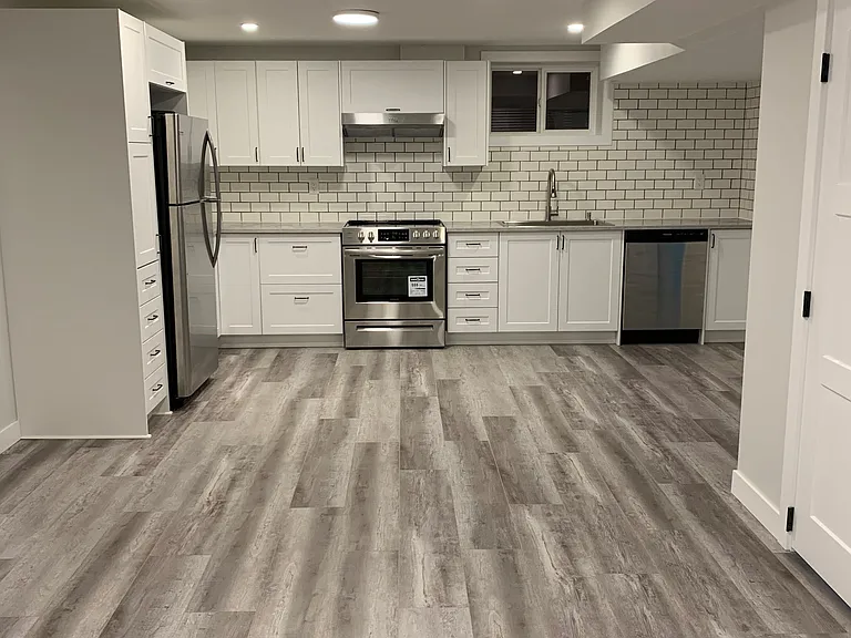 31 Lambert Cres — Photo 1