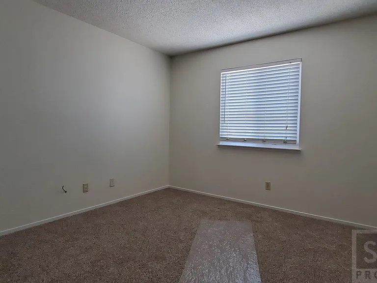 812 Emerald Ct — Photo 19