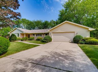 107 E Farnham Ln, Wheaton, IL 60189