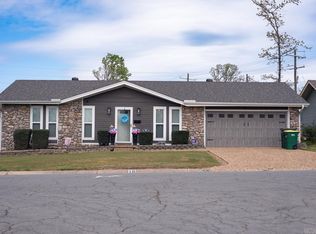 16 Walnut Valley Dr, Little Rock, AR 72211
