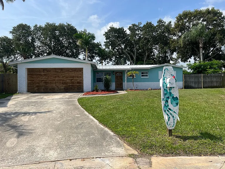 375 Carrousel Ct — Photo 2