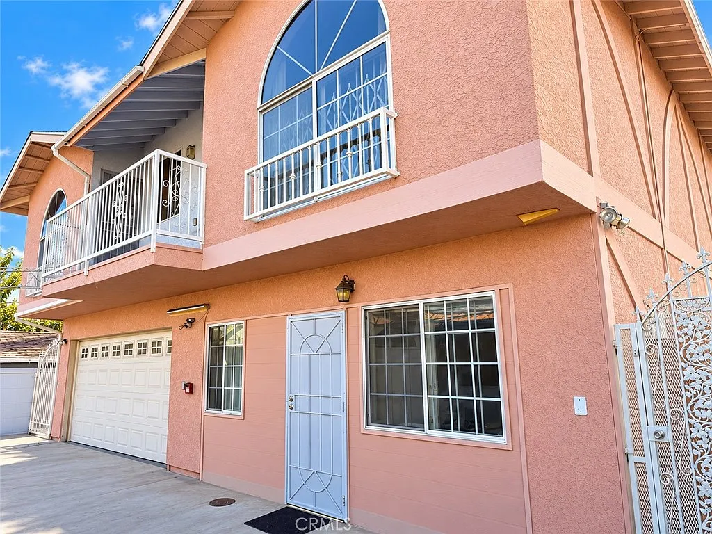 3 bed, 2.5 bath, 2200 sqft, $3,100 — Photo 2